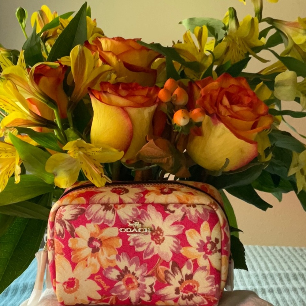 💐 COACH MINI COSMETIC CASE WITH DAISY PRINT 💐 - Picture 15 of 16